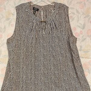 Jones New York Women's XL Black & White Sleeveless Blouse. Very Nice condition.